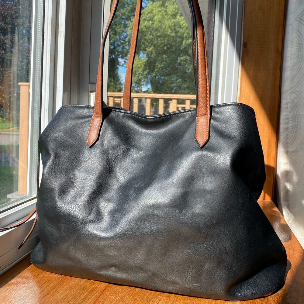 Simon’s spacious purse